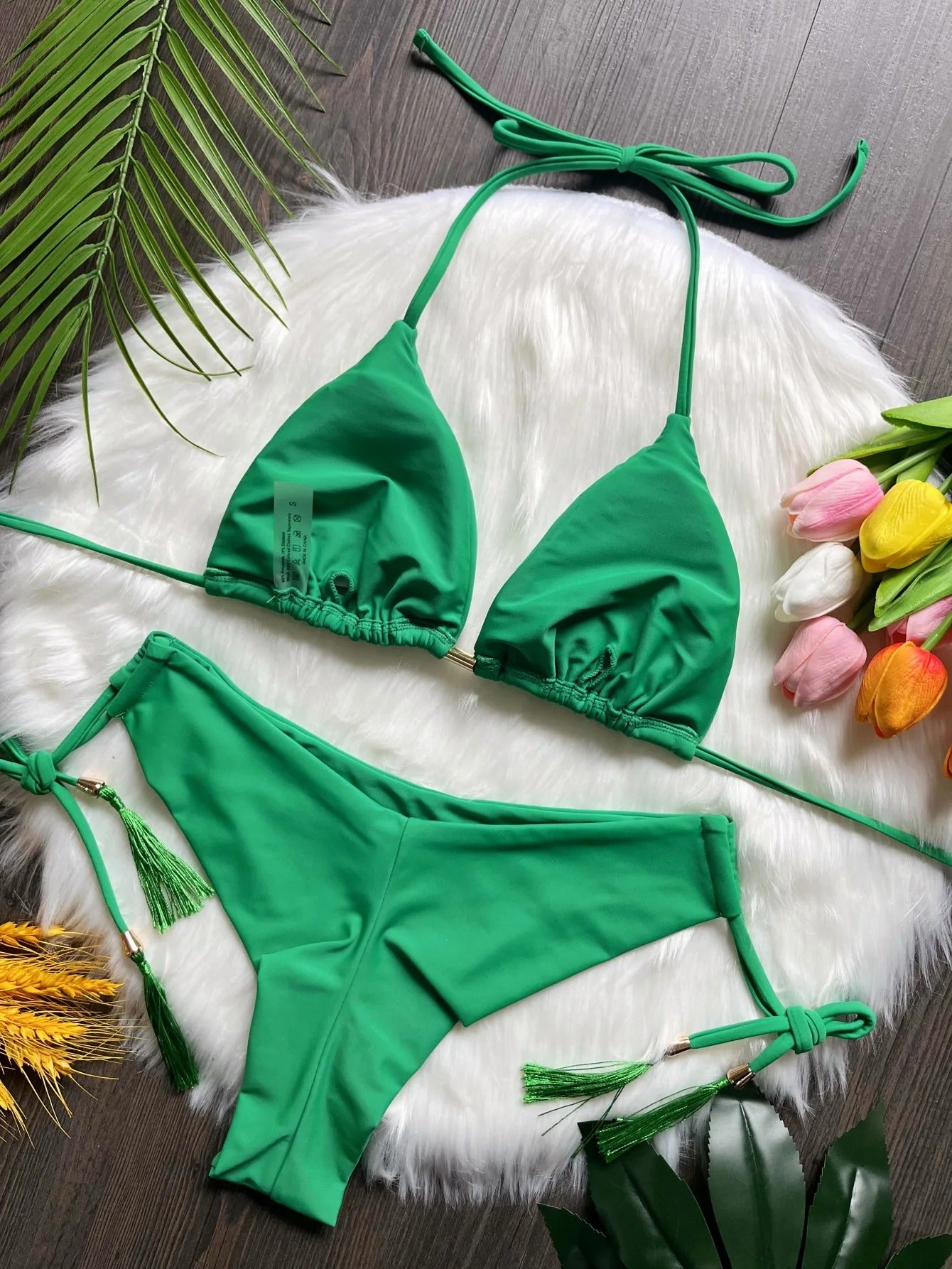 Püskül Detaylı Yeşil Bağcıklı Üçgen Bikini Takımı