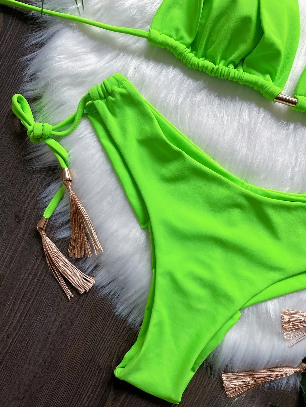 Püskül Detaylı Neon Yeşil Bağcıklı Üçgen Bikini Takımı