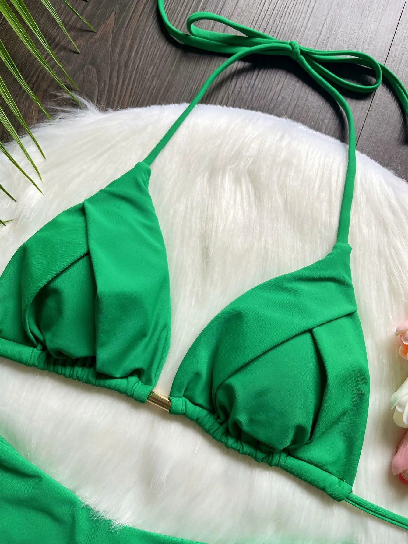 Püskül Detaylı Yeşil Bağcıklı Üçgen Bikini Takımı