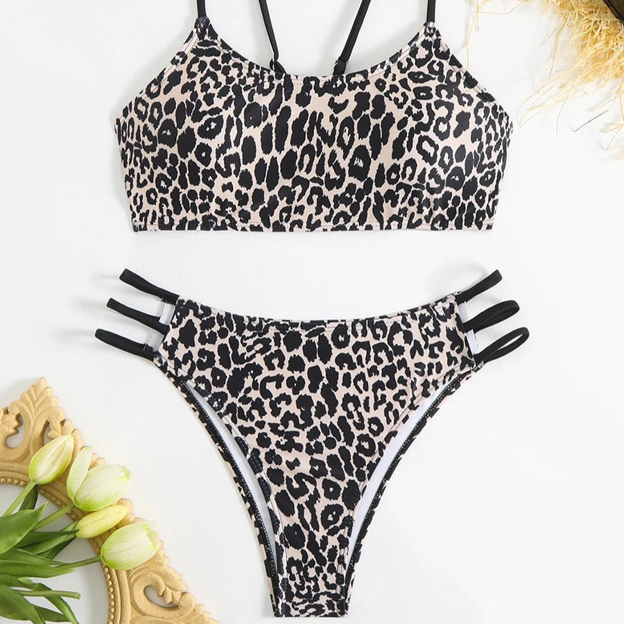 Leopar Desenli Yan Kesik Detaylı Siyah Bikini Takımı