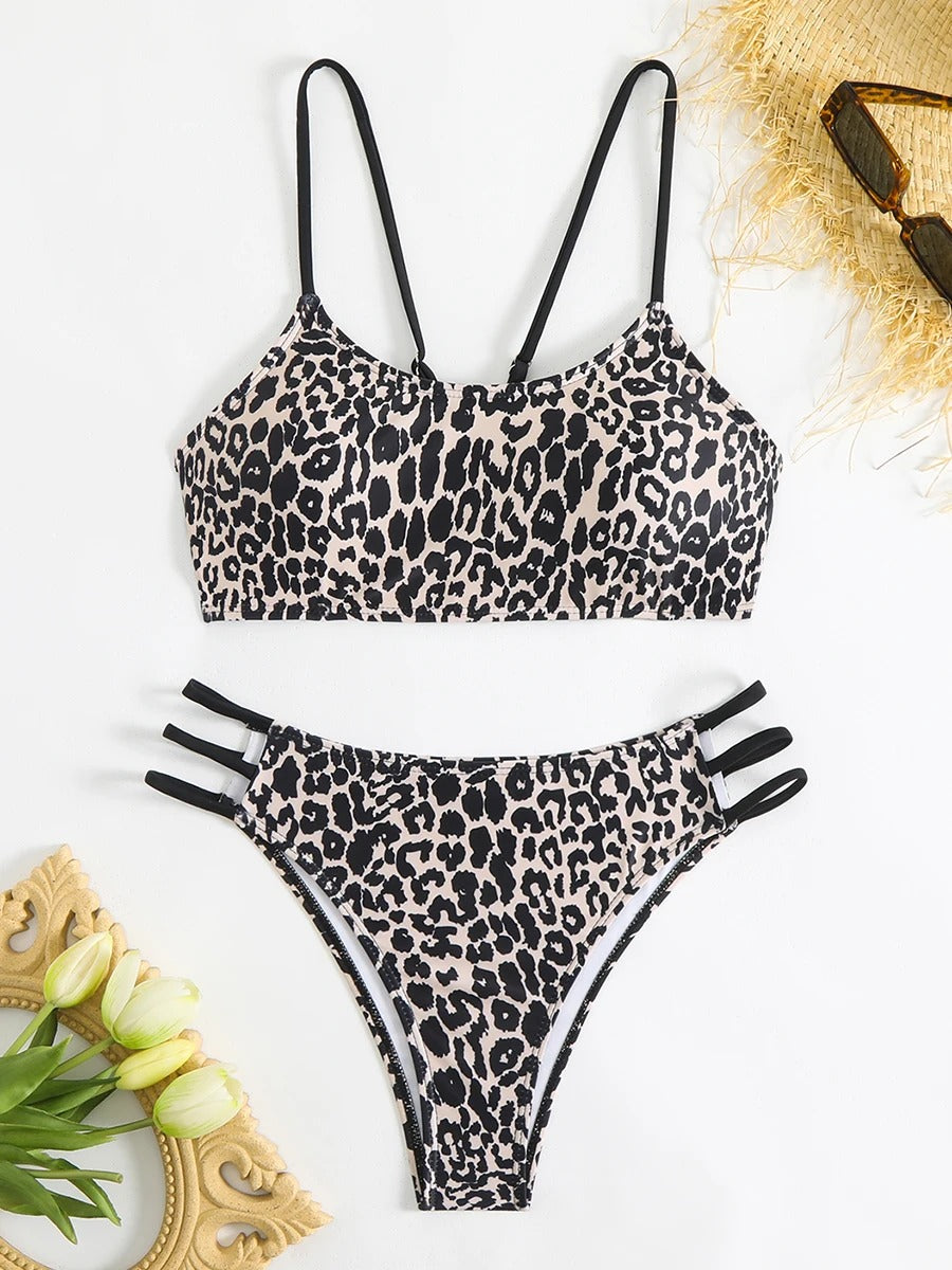 Leopar Desenli Yan Kesik Detaylı Siyah Bikini Takımı